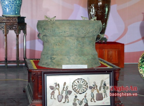 Nghệ An là một trong những địa bàn có con người cư trú từ thời đại đá cũ. Hiện trên địa bàn đã khai quật được 9 di chỉ khảo cổ có niên đại từ hàng nghìn năm trở lên, với rất nhiều hiện vật quý. Trong ảnh là chiếc trống đồng được khai quật ở xã Đồng Hợp, huyện Quỳ Hợp thuộc văn hóa Đông Sơn có niên đại từ 2.000 - 2.500 năm