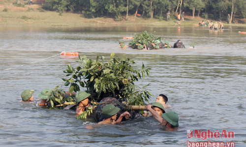 đơn vị tổ chức thực hành vượt sông trong qua trình hành quân.