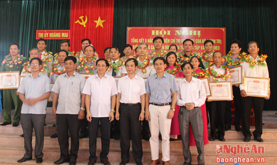 Tuyên dương các tập thể và cá nhân có thành tích xuất sắc trong học tập và làm theo tấm gương đạo đức Hồ Chí Minh.