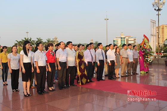 Đoàn đại biểu nghiêm trang làm lễ tưởng niệm Chủ tịch Hồ Chí Minh.