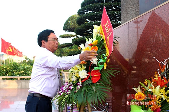 Đồng chí Hồ Mậu Thanh - Giám đốc Sở VHTT&DL thay mặt đoàn đại biểu, kính dâng lên Người lẵng hoa tươi thắm.