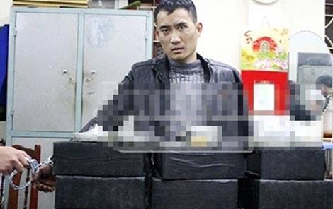 Trần Đức Duy và 94 bánh heroin bị thu giữ.