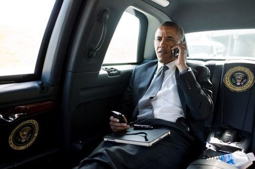 Ông Obama từ lâu đã luôn gắn bó với điện thoại BlackBerry và cũng không được phép chuyển sang sử dụng các thương hiệu khác vì lý do bảo mật thông tin. Nhờ vậy, BlackBerry đôi khi vẫn vô tình được Tổng thống Mỹ 