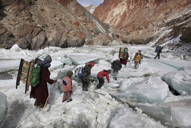 Những đứa trẻ phải băng qua dãy Himalaya ở Zanskar, Ấn Độ để đến trường nội trú. Ảnh: Timothy Allen.
