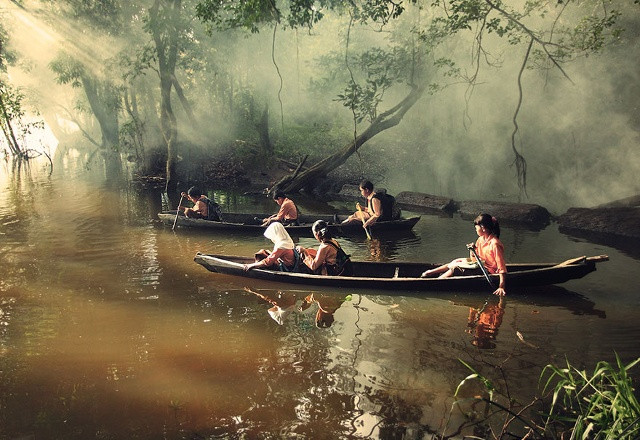 Chèo thuyền tới trường ở Riau, Indonesia. Ảnh: Nico Fredia.