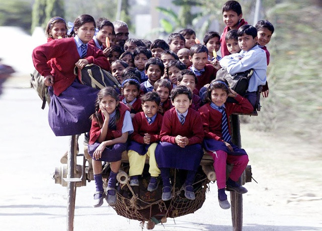 Chuyến xe ngựa đặc biệt chở đầy học sinh ở Delhi, Ấn Độ. Ảnh Reuters.