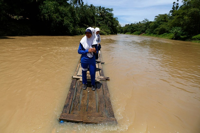  Bè thô sơ, phương tiện chính để các học sinh làng Cilangkap, Indonesia đi lại. Ảnh Reuters.