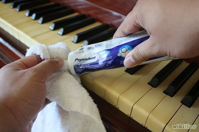 Các phím đàn piano có thể bị bẩn rất nhanh do tiếp xúc thường xuyên với các ngón tay của con người. Cho một ít kem đánh răng vào một miếng vải ướt và cẩn thận lau sạch các phím đàn, bạn sẽ ngạc nhiên với hiệu quả mà nó mang lại.