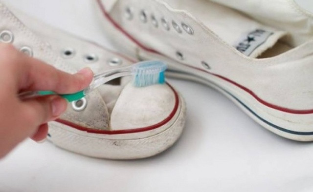 Giày dép có đế màu trắng, như giày Converse, có thể dễ dàng được lau chùi bằng kem đánh răng.