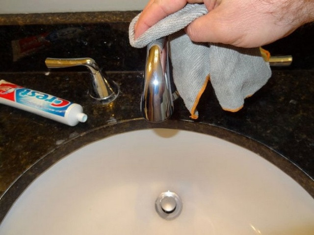 Bạn có thể làm sáng bóng những vòi nước cũ trong nhà nếu sử dụng một miếng vải kèm thêm lượng nhỏ kem đánh răng để lau chùi. Trên thực tế, kem đánh răng có tác dụng tốt trên mọi bề mặt mạ crôm.