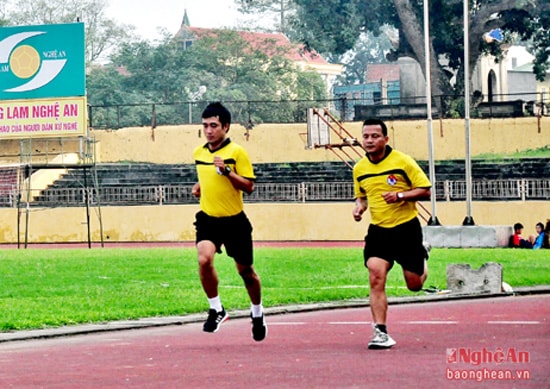 Trần Duy Khánh và Nguyễn Hoàng Anh (bên phải) là 2 trọng tài người Nghệ An đang bắt tại V.League và giải Hạng Nhất. Ảnh: Đ.C