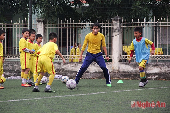 Huy Hoàng - trung vệ của ĐTQG và SLNA ngày nào giờ gánh vác trọng trách HLV 