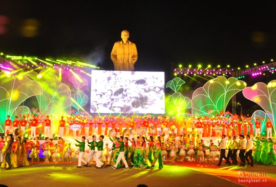 Khai mạc Liên hoan Tiếng hát Làng Sen năm 2015. Ảnh: Trần Hải
