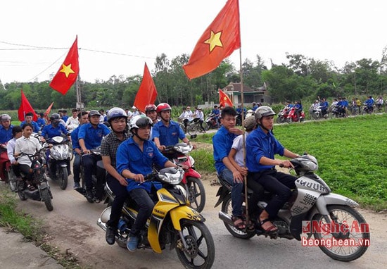 Tuổi trẻ Nghi Thịnh diễu hành tuyên truyền bầu cử.