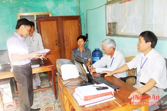 Kiểm tra thực hiện chỉ thị 17 tại UBND thị trấn Nam Đàn - ảnh: Khánh Ly