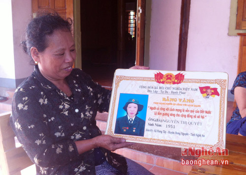 Bà Nguyễn Thị Quyết cùng chồng làm 2 tấm bảng vàng vinh danh hết 660 ngàn đồng.