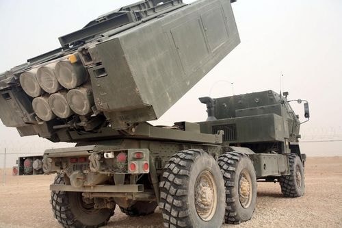 HIMARS là hệ thống pháo phản lực cơ động cao hiện đại nhất của thủy quân lục chiến Mỹ. Chùng thường được chở trên các xe tải chuyên dụng. HIMARS cung cấp hỏa lực yểm trợ cho lực lượng thủy quân lục chiến trong phạm vi khoảng 64 km, ở mọi điều kiện thời tiết. Ảnh: US Marine Corps