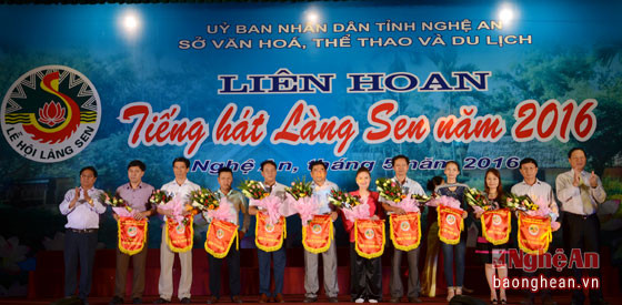 Đồng chí Lê Minh Thông tặng cờ cho các đơn vị tham dự 