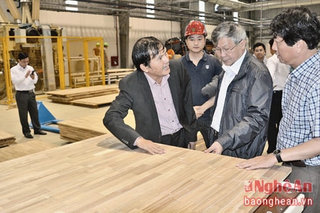 Ông Nguyễn Công Vĩnh - Tổng Giám đốc Công ty (ngoài cùng bên trái)  giới thiệu về sản phẩm gỗ ván ghép thanh thành phẩm đạt tiêu chuẩn xuất khẩu.