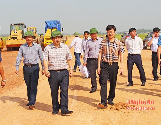 Đồng chí Huỳnh Thanh Điền kiểm tra hiện trường tuyến đường nối đường N5 với quốc lộ 7 đoạn qua huyện Đô Lương