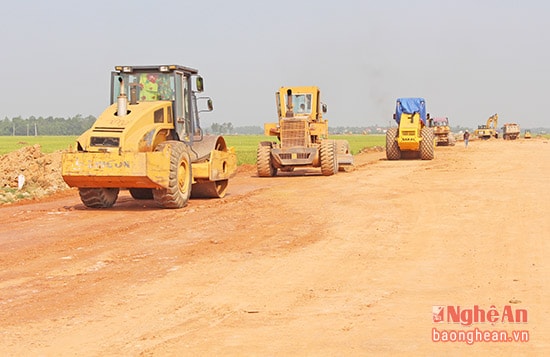 Đoạn Km 0- đến Km15 của đường nối N5 chưa giải phóng mặt bằng xong nên xe máy đang đợi mặt bằng