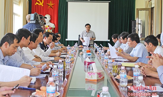 Đồng chí Huỳnh Thanh Điền làm việc tại nhà máy xi măng Sông Lam