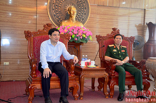 Bí thư Tỉnh ủy Nguyễn Đắc Vinh và Tư lệnh Quân khu 4 Nguyễn Tân Cương cùng trao đổi về tình hình mỗi địa phương, đơn vị và khẳng định tiếp tục thực hiện sự phối hợp hiệu quả giữa hai bên trên các mặt công tác.