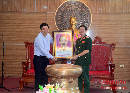 Đồng chí Nguyễn Đắc Vinh - Ủy viên BCH Trung ương Đảng, Bí thư Tỉnh ủy tặng quà cho Đảng ủy, Bộ Tư lệnh Quân khu 4.