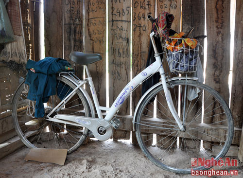 Và chiếc xe đạp thường ngày đưa Phương đến trường nay nằm im nơi góc nhà.