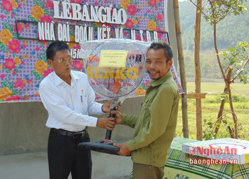 Đại diện Hội CCB trao quà lưu niệm cho CCb Hồ Trịnh Phương