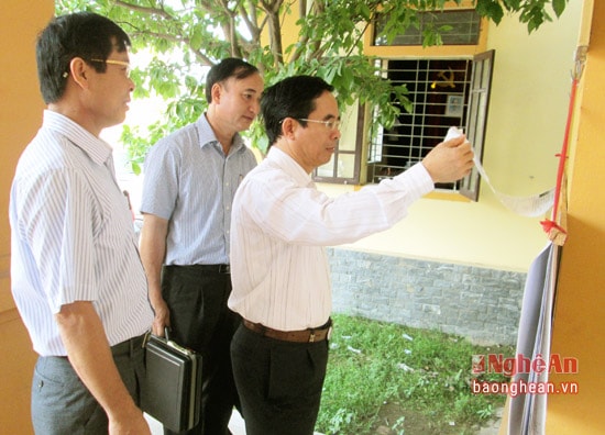 Đồng chí Nguyễn Hữu Lậm - Ủy viên Ban Thường vụ, Trưởng ban Tổ chức Tỉnh ủy kiểm tra công tác chuẩn bị bầu cử tại Quỳnh Lưu.