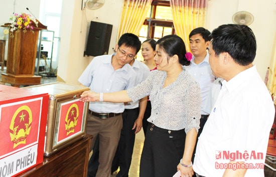 Đồng chí Nguyễn Thị Hồng Hoa và đoàn công tác kiểm tra cơ sở  vật chất, hòm phiếu tại khu vực bỏ phiếu số 1, phường Hòa Hiếu.