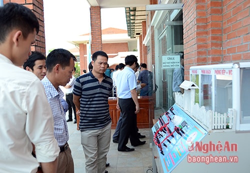 Các đại biểu tham quan mô hình điều khiển nhà thông minh - công trình đạt giải Ba của Khoa Điện Công nghiepẹ