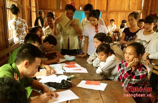 Công an Kỳ Sơn tổ chức cấp CMND cho các bản vùng biên giới tháng 3 năm 2015.