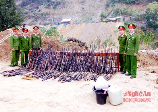 Công an Kỳ Sơn tổ chức tiêu hủy vũ khí, vật liệu nổ tháng 12-2012