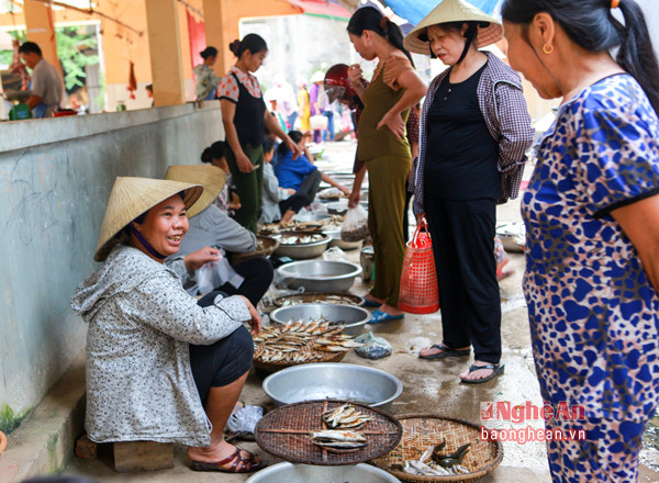 Mặc dù chỉ là một ngôi chợ quê nhỏ, mỗi tháng chỉ họp 10 phiên nhưng chợ Chùa luôn hấp dẫn nhiều người bởi 