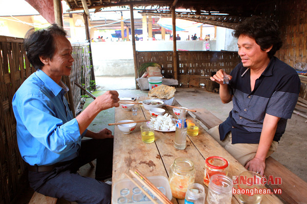 Có nhiều khách phương xa mỗi khi đi qua xóm Chùa ở Phong Thịnh đều ghé vào chợ Chùa để thưởng thức quà quê