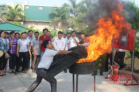 Học viên thực hành dập tắt đám cháy.
