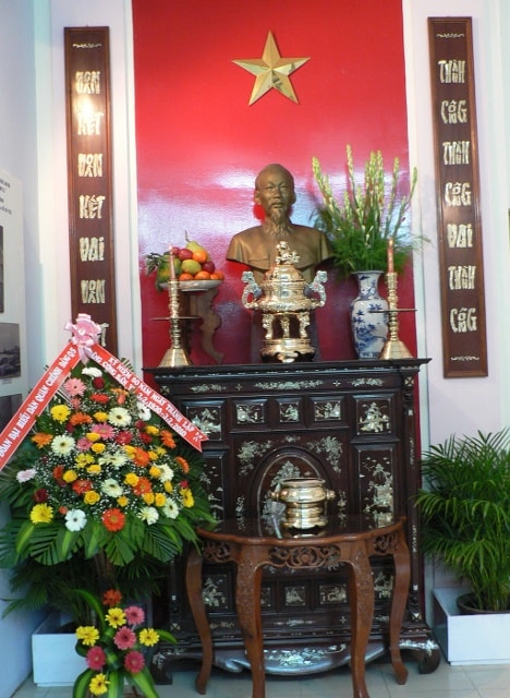  và bàn thờ Bác tại đây.