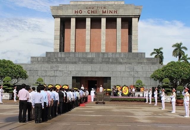 Mỗi ngày có hàng trăm ngàn lượt khách đến viếng lăng Bác Hồ trong thời gian mở cửa