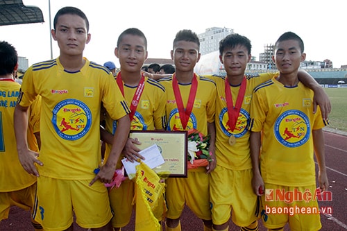 Hoàng Văn Khánh (ngoài cùng, bên trái) trong màu áo U19 SLNA