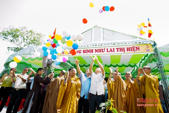 Cuối cùng buổi lễ, toàn thể chư tôn đức tăng cùng đại biểu thả bóng bay chào mừng Phật đản sanh và nguyện cầu hoà bình.