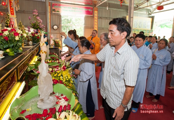 Phật tử tham gia nghi lễ tắm Phật