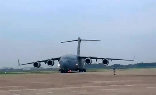 Rạng sáng 18/5, một chuyến Boeing C-17 Globemaster III đáp xuống Hà Nội mang theo nhiều hàng hóa phục vụ chuyến thăm Việt Nam của Tổng thống Mỹ Obama. Trước đó, 5 chuyến vận tải tương tự đã đến Nội Bài, mỗi chuyến mang tối đa 77 tấn hàng hóa.