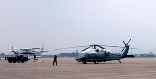 Sau khi được lắp cánh, Marine One di chuyển ra bãi đỗ trong khuôn viên sân bay Nội Bài. Phi công khởi động cho máy bay chạy thử.