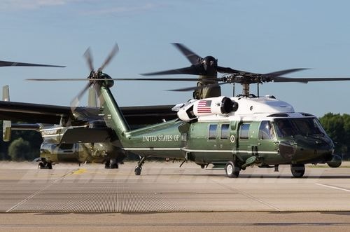 Trực thăng Marine One thường được sử dụng để đưa đón Tổng thống Mỹ đi những chặng đường ngắn. Trong chuyến công du Việt Nam lần này, Marine One sẽ bay hộ tống trong quá trình ông Obama di chuyển bằng ôtô riêng từ sân bay Nội Bài về trung tâm Hà Nội. Ảnh: Reuters.