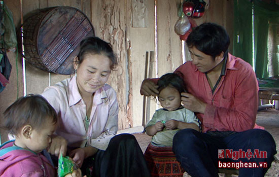 Thò Bá Nênh bên người vợ Lào và 2 người con.