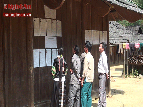 Người dân bản Huồi Mới 1, xã Tri Lễ theo dõi danh sách của các ứng cử viên.