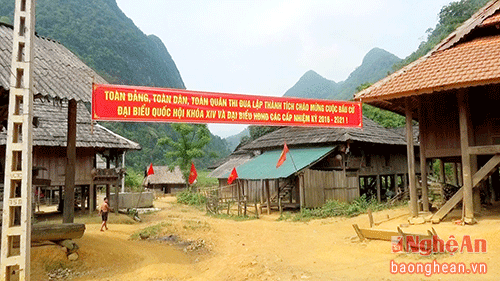 Băng rôn, biểu ngữ cờ tổ quốc tuyên truyền cho bầu cử được treo ở các thôn bản