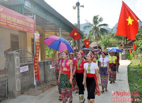 Cử tri bản Đình náo nức đến điểm bầu cử xem danh sách cử tri và tiểu sử các ứng cử viên Đại biểu Quốc hội và HĐND các cấp.